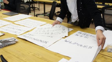 複数名の障がい者アーティストを選定し、フォント形状のデザインアイデアを出す。