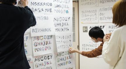 全ての障がい者アーティストのデザインから、A-Zを一文字づつチョイスする。